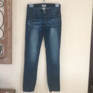 Mudd Juniors Dark Wash Faded Skinny Jeans. NWOT